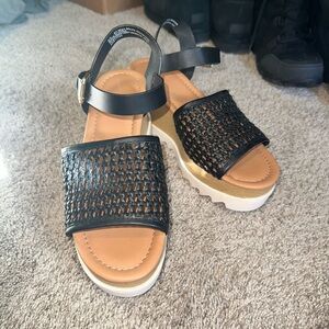 Universal Thread Sandal
